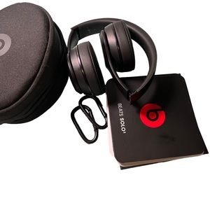 BEATS SOLO3. Near new. Wireless.